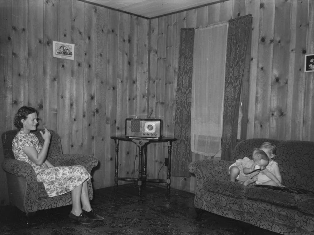Unbetiteltes Foto, Möglicherweise bezogen auf Wohnzimmer in Projekt-Haus, Lake Dick, Arkansas von Russell Lee