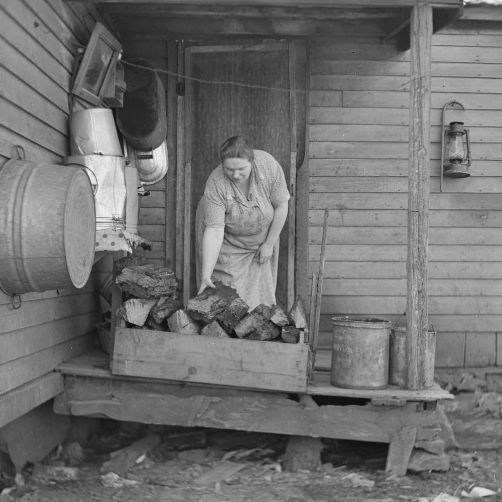 Mrs Tip Estes, Femme D'un Homme Engagé Et Mère De Neuf Enfants, Apportant Du Combustible Depuis Le Porche Arrière, Près De Fowler
