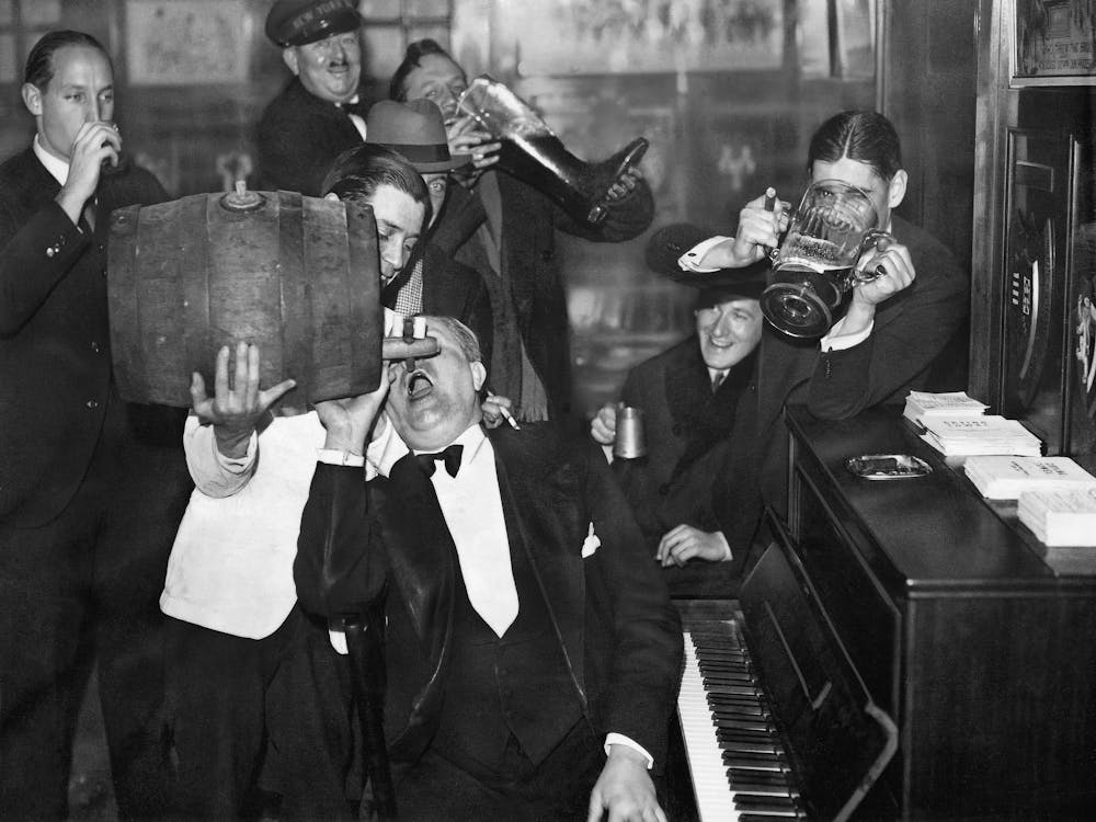 Prohibition, Wilde Nacht im Speakeasy, Saloon, Bartwagen-Dekor, Vintage Schwarz-Weiß Altes Foto
