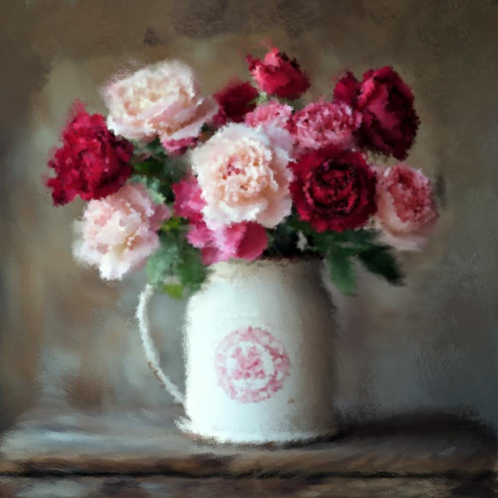 Rosa Erbstückrosen in einer viktorianischen Milchkanne