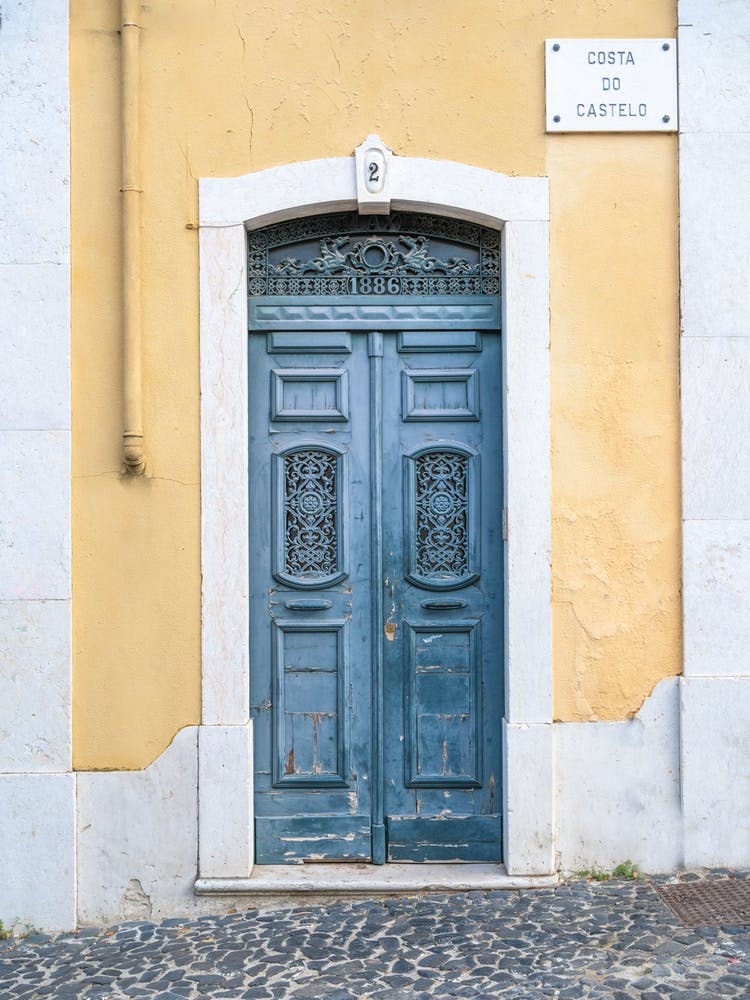 La porte bleue n° 2 - photographie de rue et de voyage vintage à Alfama, Lisbonne, Portugal par Christa Stroo
