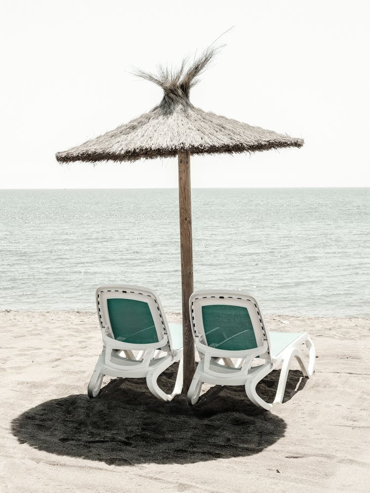 Hanging by the Beach_2287043