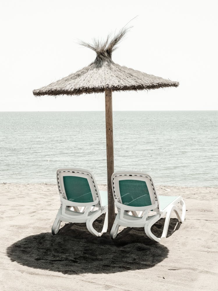 Hanging by the Beach_2287043