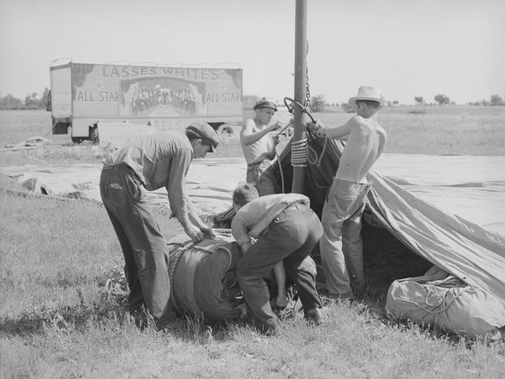 Érection de Tente pour le White Show des Jeunes Filles, Sikeston, Missouri Par Russell Lee
