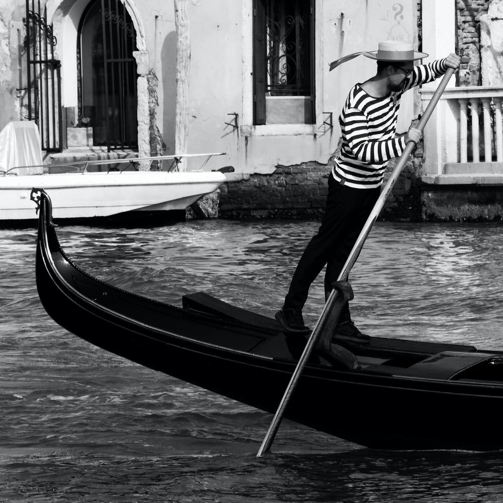 Gondel Gondoliere Venedig Schwarz-Weiß Quadrat Italienisch Italien Mailand Venedig Florenz Rom Neapel Toskana Foto Fotografie Kunst Reise