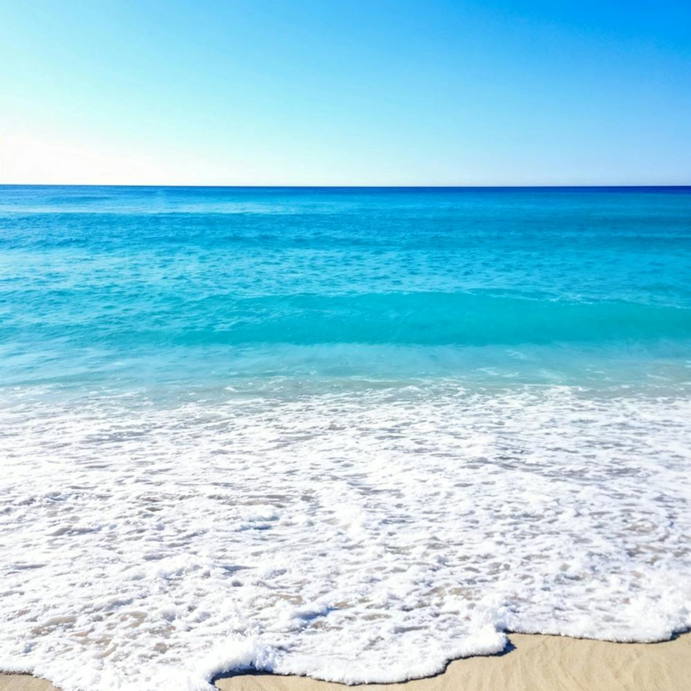 Kristallklares türkises Wasser umspült sanft einen sonnenverwöhnten, unberührten Sandstrand mit einem Prist (6)