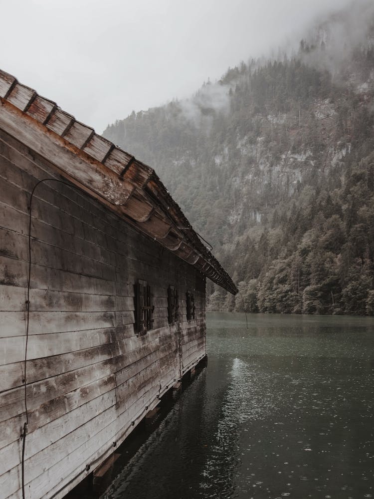 Cabane au Bord du Lac Sombre