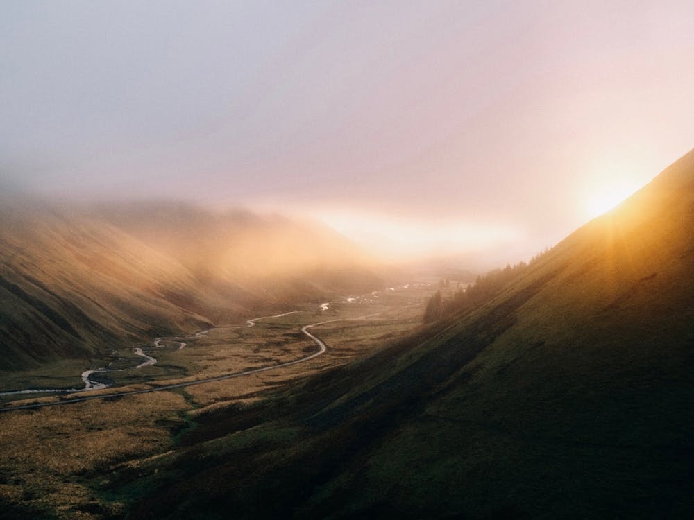 Lever de Soleil Dans Les Montagnes