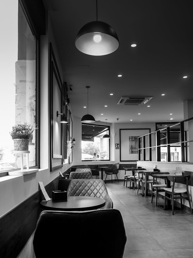 Schwarz-weißes Café-Interieur