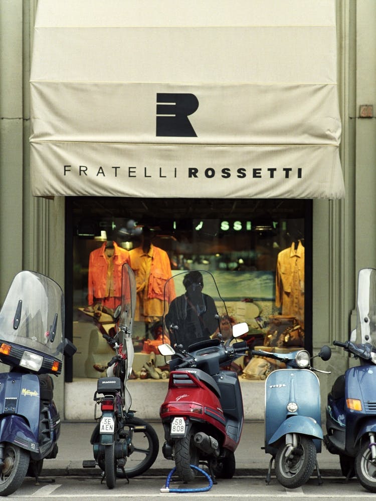 Scooters Devant un Magasin à Florence