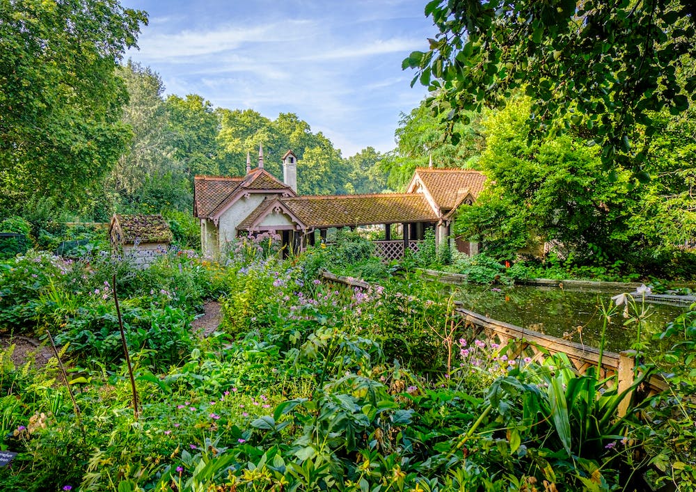 Duck Island Cottage Garden In St James Park London