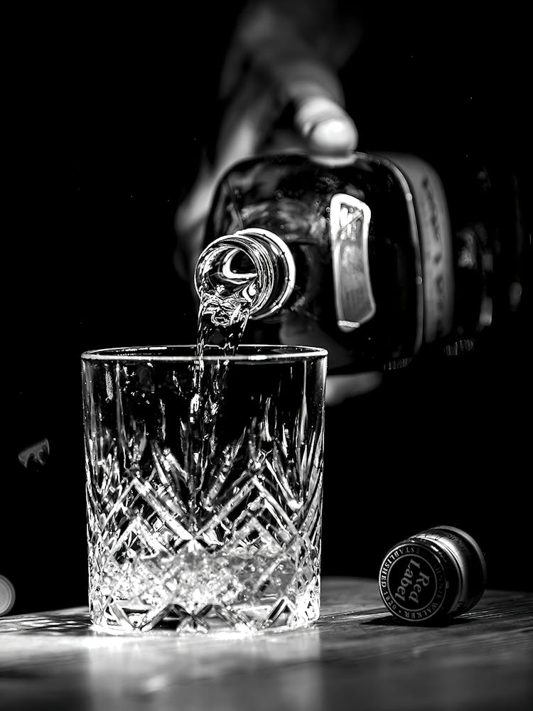Whisky Poster, Schwarz-Weiß, Barwagen-Druck, Cocktail-Wandkunst, Vintage Bar-Dekor, Alkohol Poster, Druckbare Wandkunst, Englische Pub-Dekoration