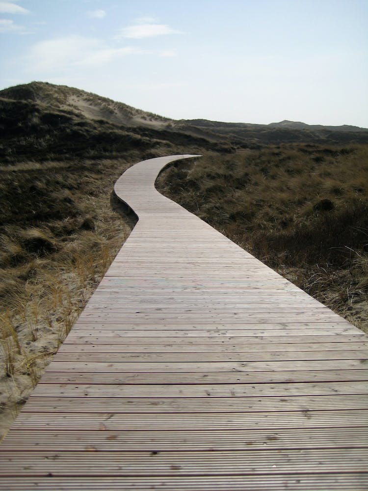 Chemin en bois vers la Plage