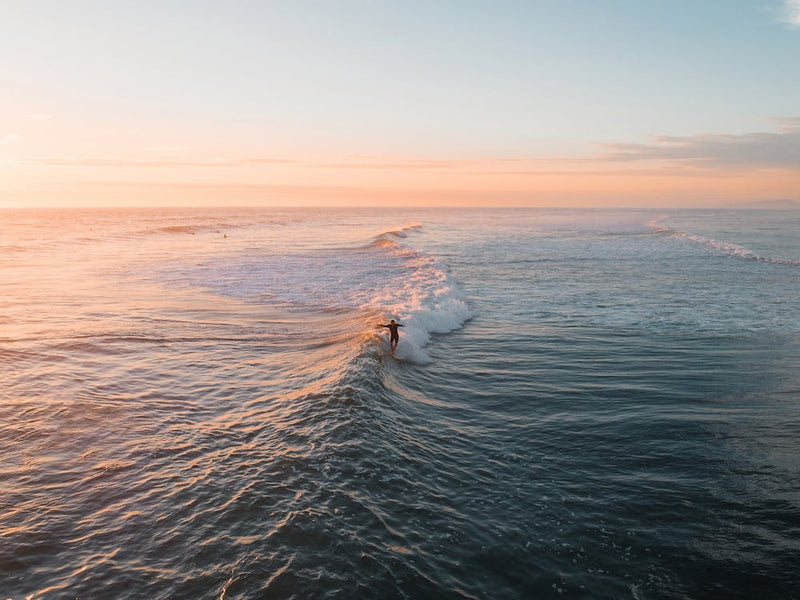 Seelen-Surfer während des Sonnenuntergangs