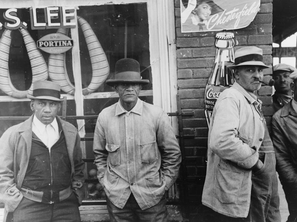 Männer vor einem Gemischtwarenladen, Mound Bayou, Mississippi von Russell Lee