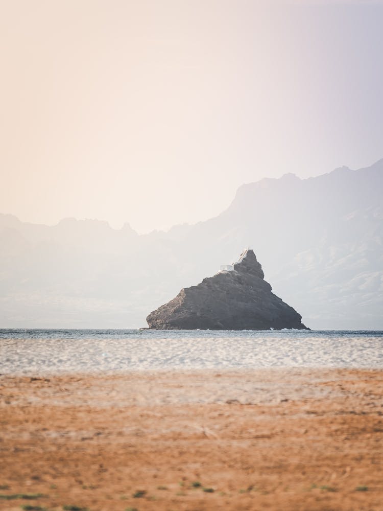 Ruhige Ansichten Djeu Island und Dunstige Berge