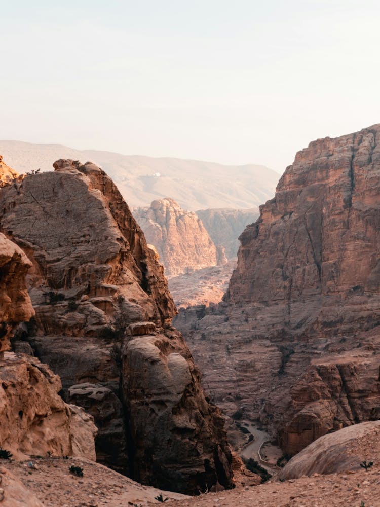 Jordan Nature | viewpoint over the dry mountains of the Middle-East