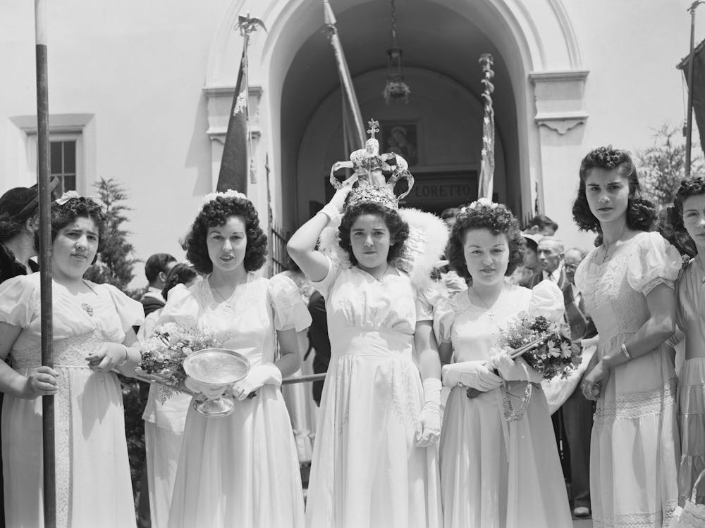 The Queen Of The Portuguese American Festival Of The Holy Ghost Quittant L'Église, Novato, Californie Par Russell