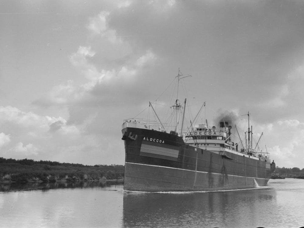 Frachter auf dem Weg vom Hafen von Houston, Houston, Texas, fährt hoch, da er den Großteil seiner laden wird