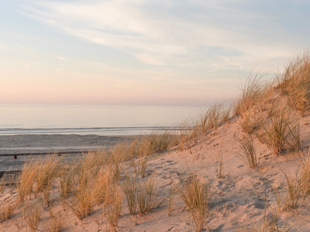 Ruhiger Strandsonnenuntergang Wijk aan Zee, The Netherlands