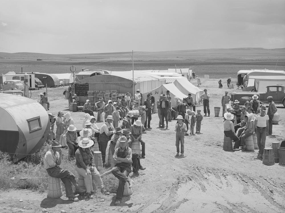 Cueilleurs de Petits Pois se Rassemblant Pour Aller aux Champs, Canyon County, Idaho, Ceci Est un Camp de Contremaître par Russell Lee
