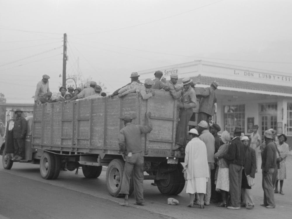 Cotton Pickers Boarding Truck Which Will Take Them To The Fields, Pine Bluff, Arkansas von Russell Lee