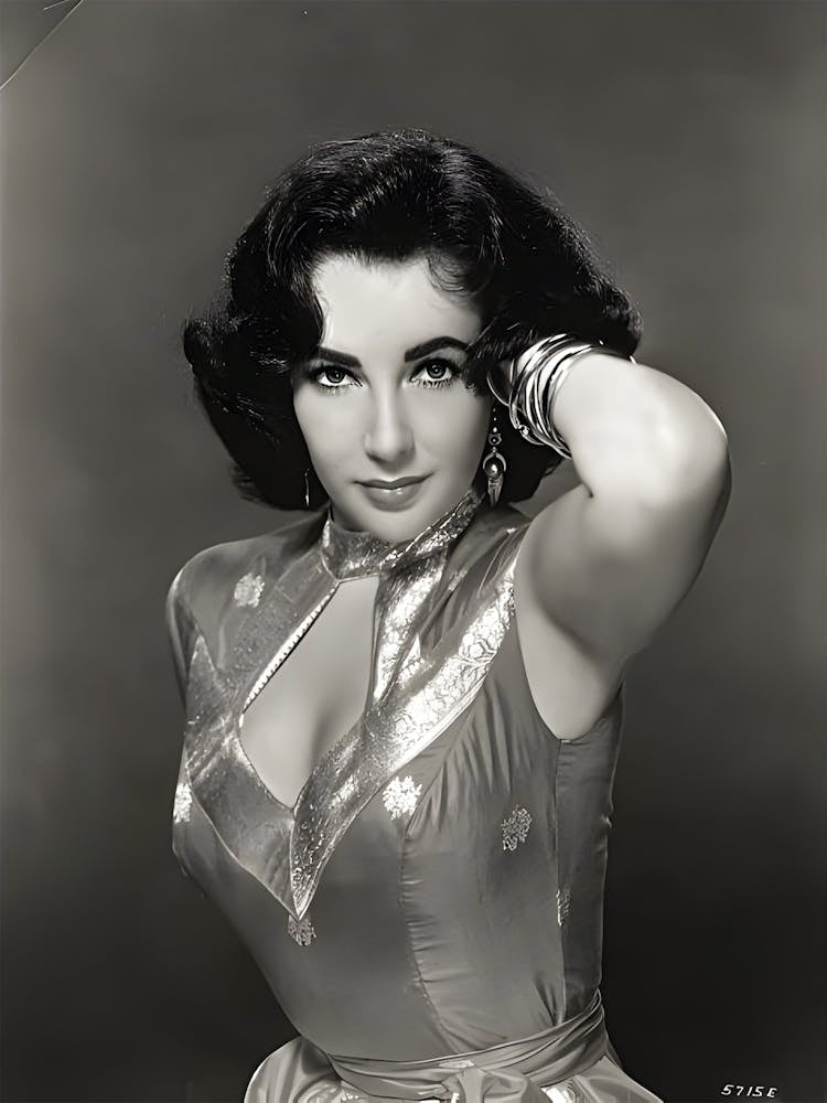 Liz Taylor In Seductive Pose