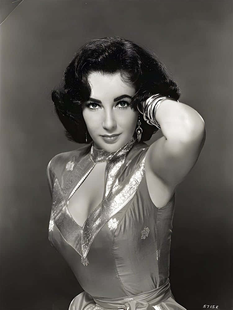 Liz Taylor In Seductive Pose