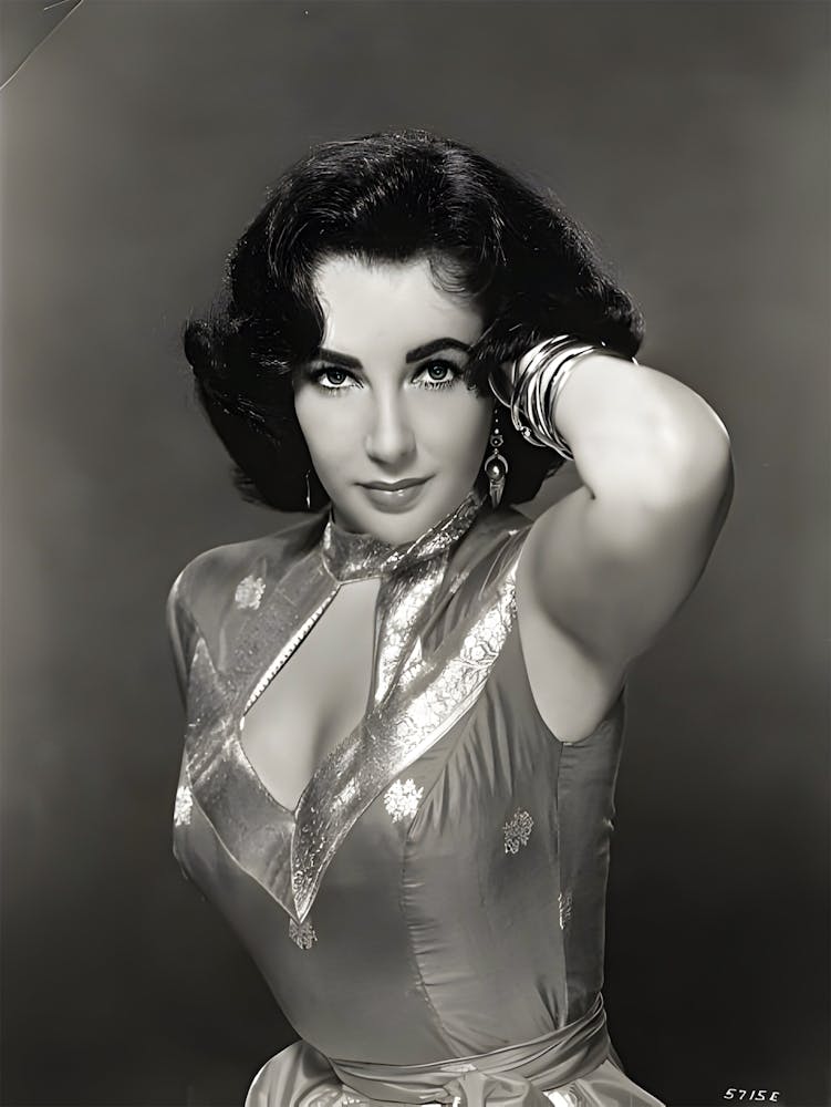 Liz Taylor In Seductive Pose