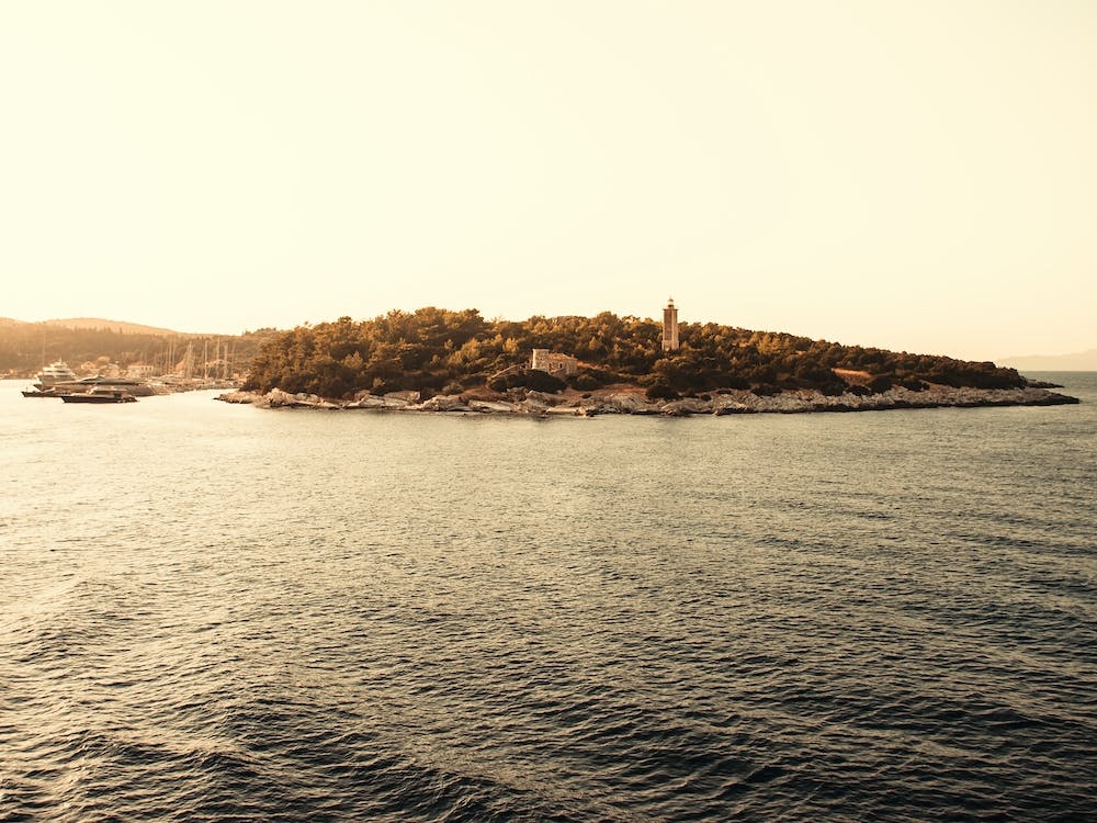 Insel-Leuchtturm bei Sonnenuntergang