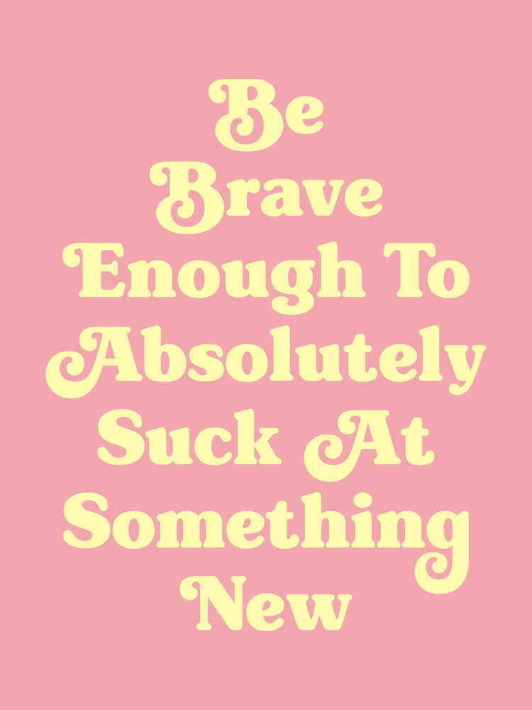 Be Brave Enough To Absolutely Suck at something new – motivierendes, inspirierendes, niedliches Pop-Art, cooles, freches Zitat (rosa und gelbton)