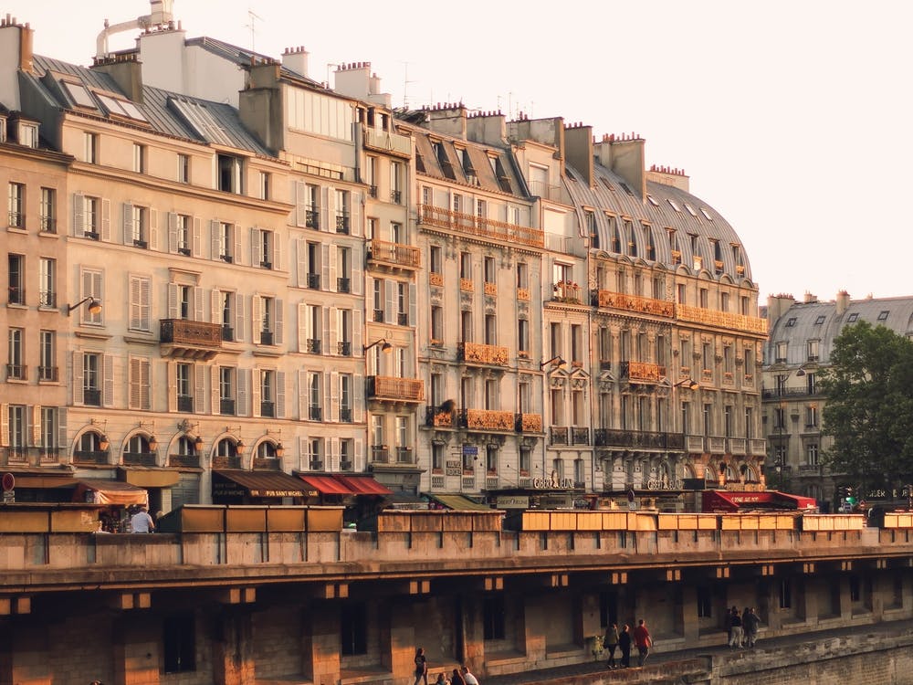 Pariser Gebäude an der Seine, gebadet in goldenem Licht