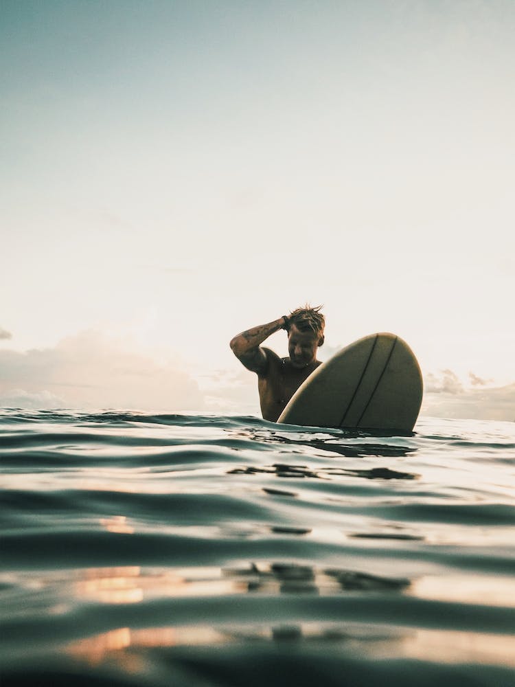 Surfeur au Coucher du Soleil