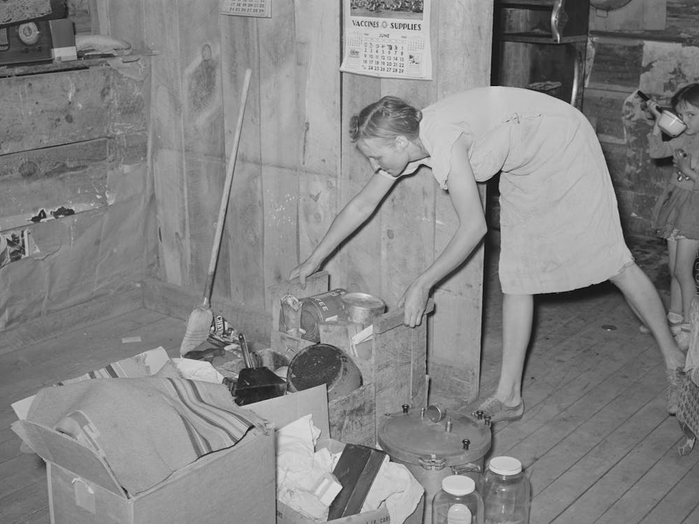 Mrs, Faro Caudill Packing Up Kitchen Equipment For Moving To New Dugout Nearer The Well, Notice The Pressure