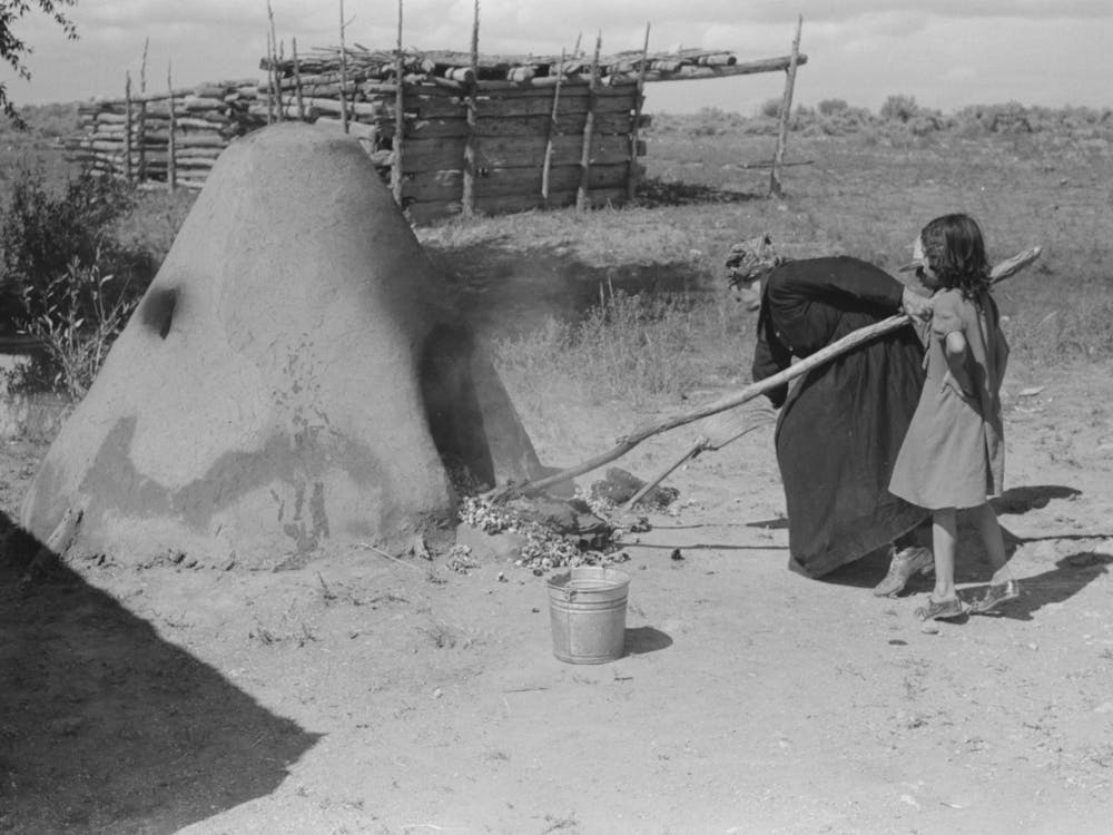 Gesamtansicht eines Ofens zum Brotbacken auf einer spanisch-amerikanischen Farm in Taos County, New Mexico von Russell Lee