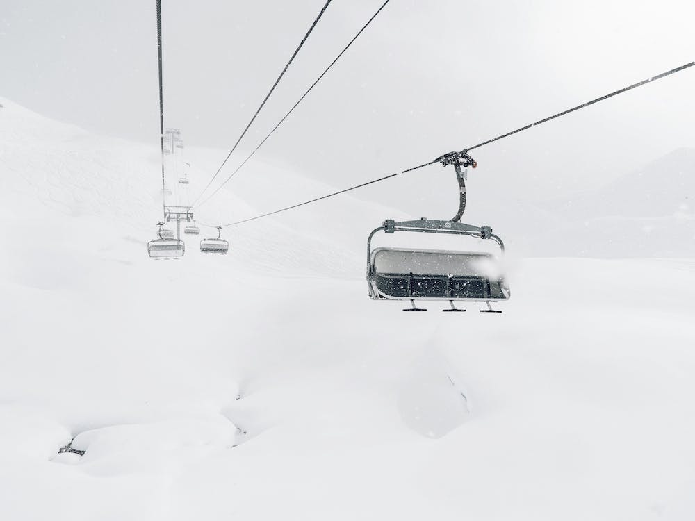 Skilift im Schneesturm
