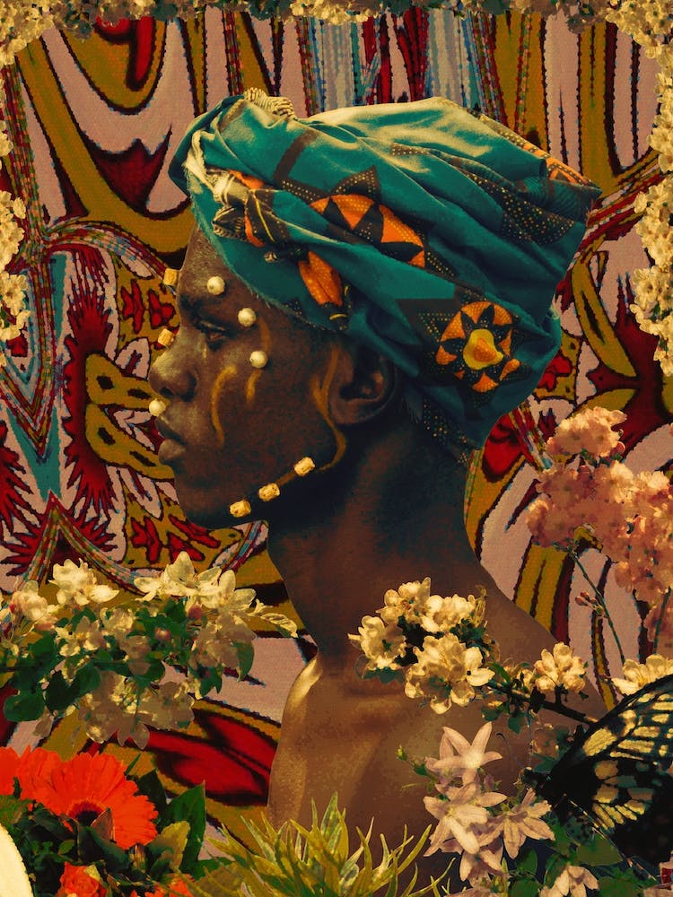 Portrait Floral au Foulard à Motif Africain