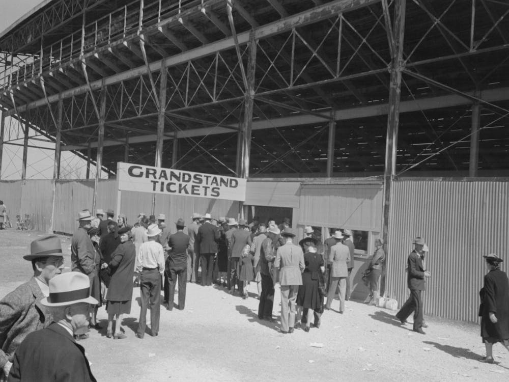 Zuschauer betreten die Tribüne, um das Rodeo während der San Angelo Fat Stock Show, San Angelo, Texas, zu sehen von