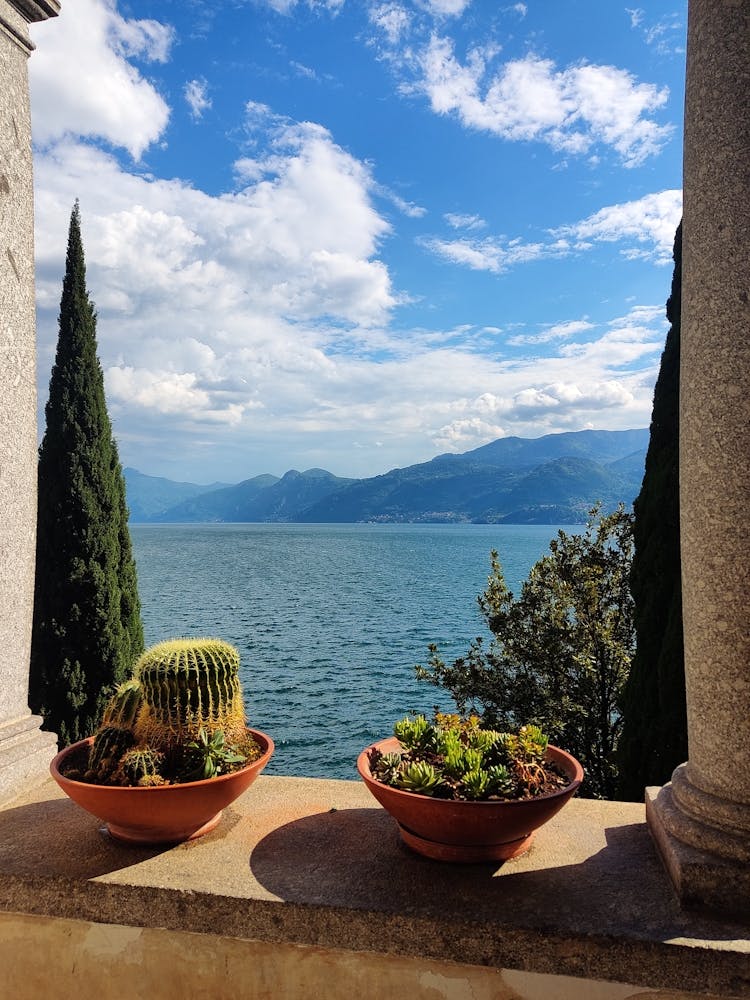 Italien, Comer See – Blick von einer Villa in Varenna – Wunderschöner See mit alten Zypressen und Palmen