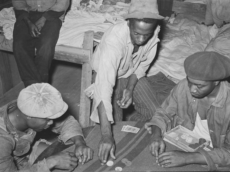 Pokerpartie im Barackenlager der Erdbeerarbeiter, Hammond, Louisiana von Russell Lee