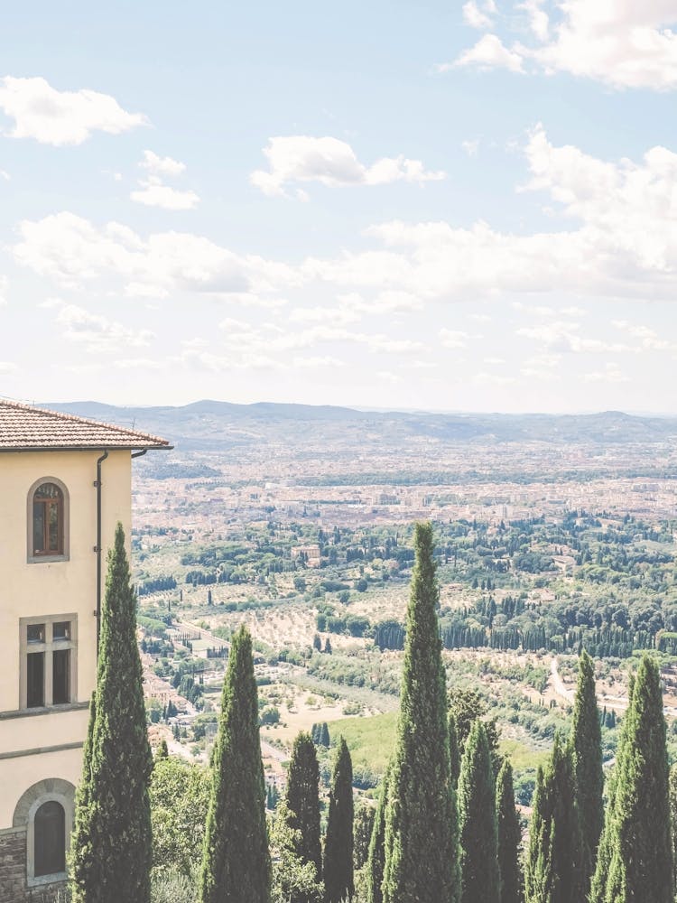 Florenz, Italien I Blick auf die Skyline der toskanischen Landschaft, Architektur und Zypressen, um das süße Leben mit pastellfarbenen Sommerfarben und der Retro-Vintage-Ästhetik einer grünen Naturlandschaftsfotografie von Fiesole zu leben