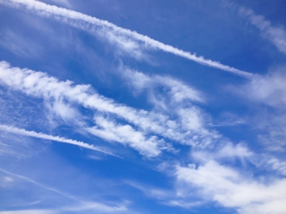 Trainées de Condensation Dans le Ciel