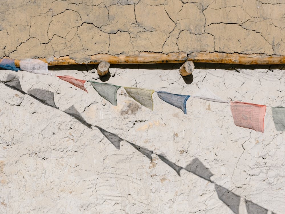 Drapeaux de Prière Tibétains Dans Un Village Dans L'Himalaya