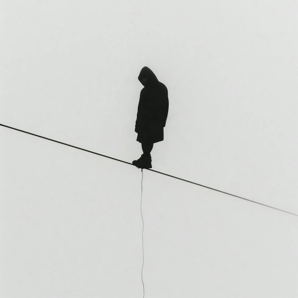 Silhouette D'un Homme Sur Un Fil