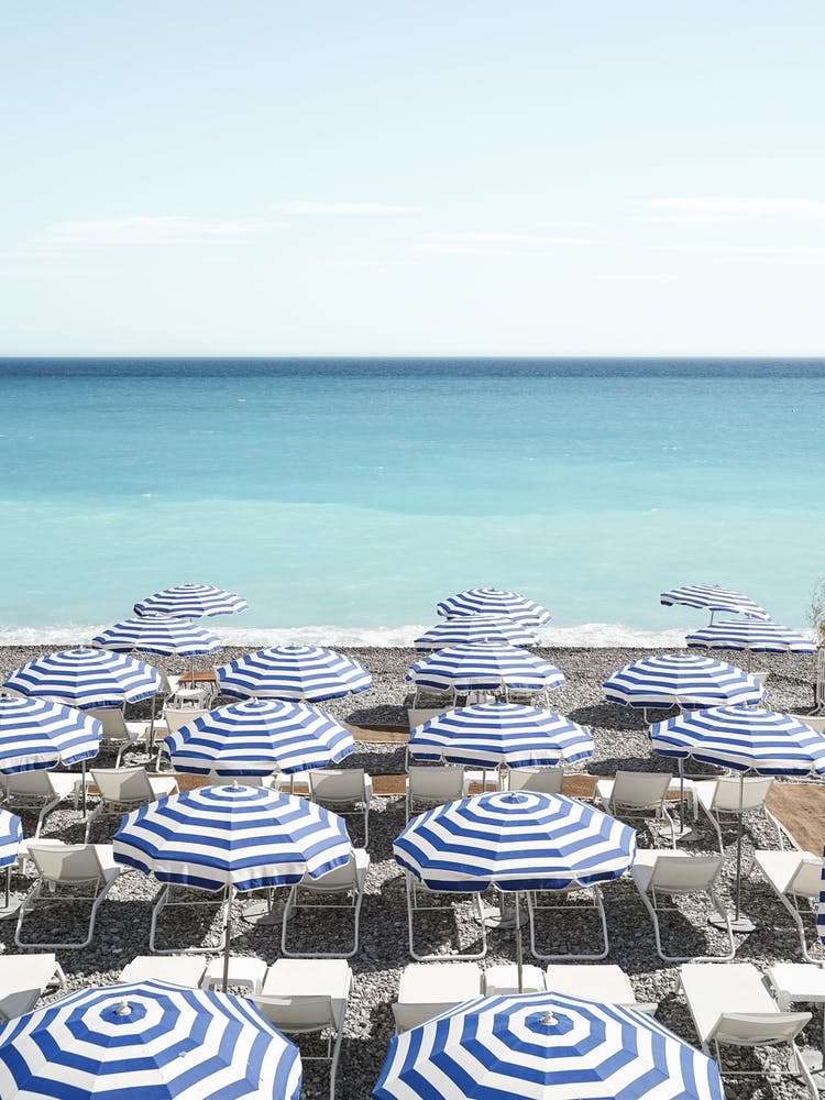 Blaue Strandsonnenschirme