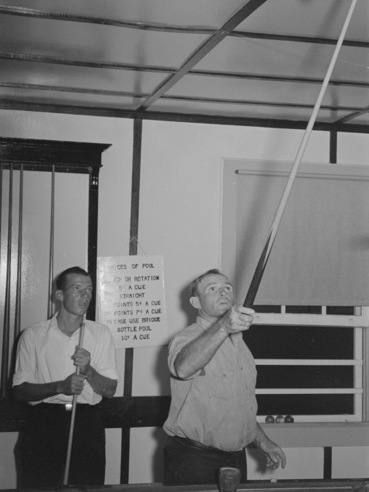 Poolspieler kreidet Punkte im Barraum, Pilottown, Louisiana von Russell Lee