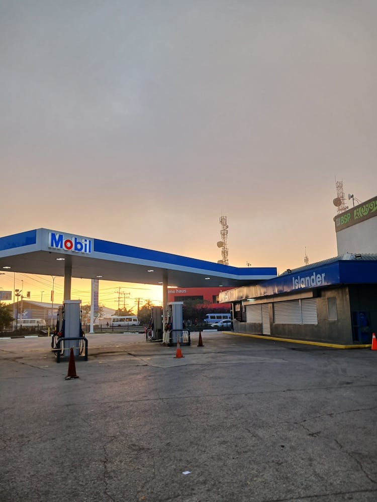 Sonnenuntergang An Einer Tankstelle