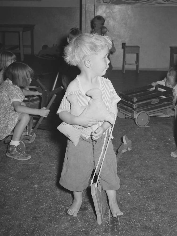 Petit Garçon À L'École Maternelle WPA (Work Projects Administration) Au Camp de Travail Migratoire d'Agua Fria