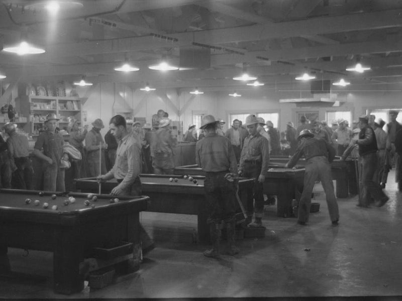 Bauarbeiter beim Billardspiel in der Betriebskantine, Shasta Dam