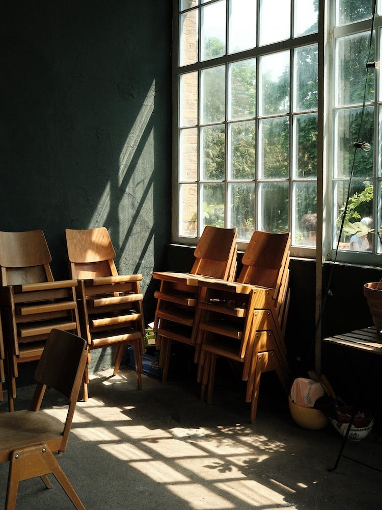 Chaises dans une pièce